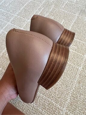 $129 Clarks Women's size 7.5 Tan/Beige Color